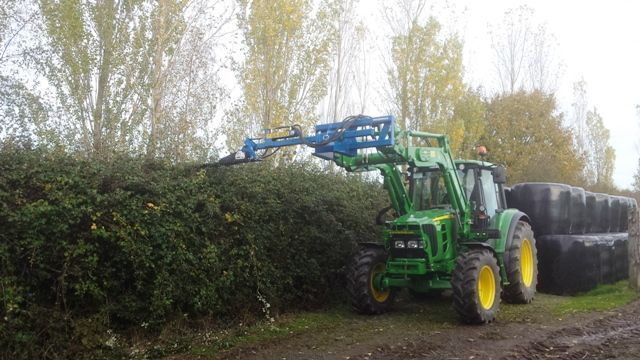 Taille haie avec un système d'attelage démontable - tracteur sa 1000_6