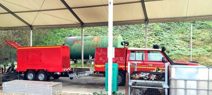 Matériel incendie déplaçable avec accessoires tels que tuyaux et crépines