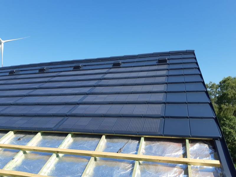 Tuile métallique photovoltaïque pour toiture - Metrotile eQUBE® - système intégré et esthétique_6