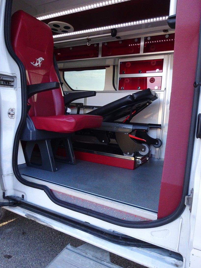 Ambulance Opel Vivaro adaptée au transport médical