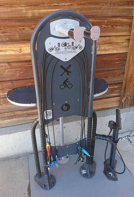 Station de réparation en libre-service ergonomique et personnalisable pour vélo et matériel de glisse - Clever ifix-overall_6