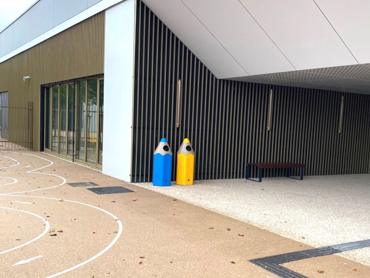 Poubelle ludique en forme de crayon - Conçue pour écoles, aires de jeux et espaces publics_6