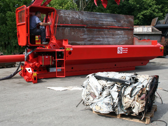 Presse mobile BONFIGLIOLI pour compactage de ferraille -12 tonnes/h - 15 paquets/h - MOBIPACK-500_6