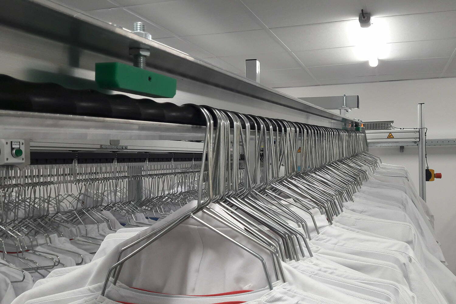 Distributeur automatique de vêtements professionnels sur cintres - mode personnalisé ou banalisé - 24h/24 et 7j/7 - LINER_6