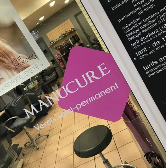 Lettrage adhésif sur vitrine, personnalisable et utilisable sur divers supports -Art & Com_6