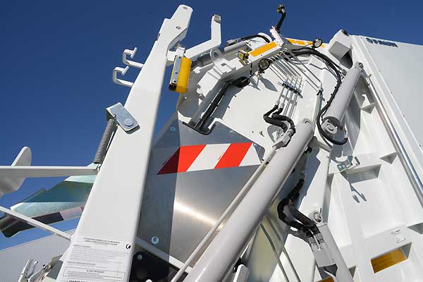 Bennes à Ordures Ménagères BOM - TORO - robuste et puissante pour conditions exigeantes_6