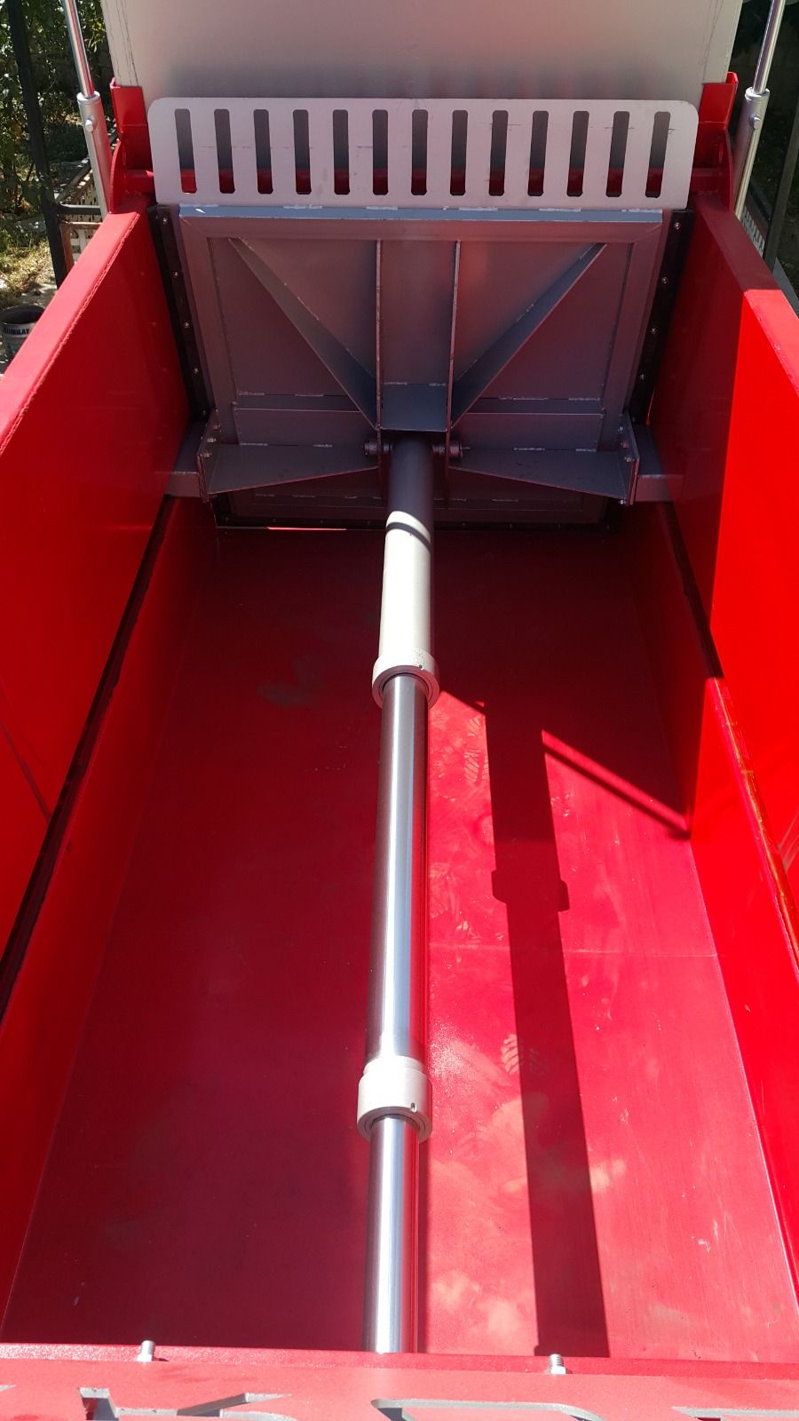 Épandeur à fumier 5 tonnes - Remorque multitâche avec batteurs détachables et piston hydraulique_6
