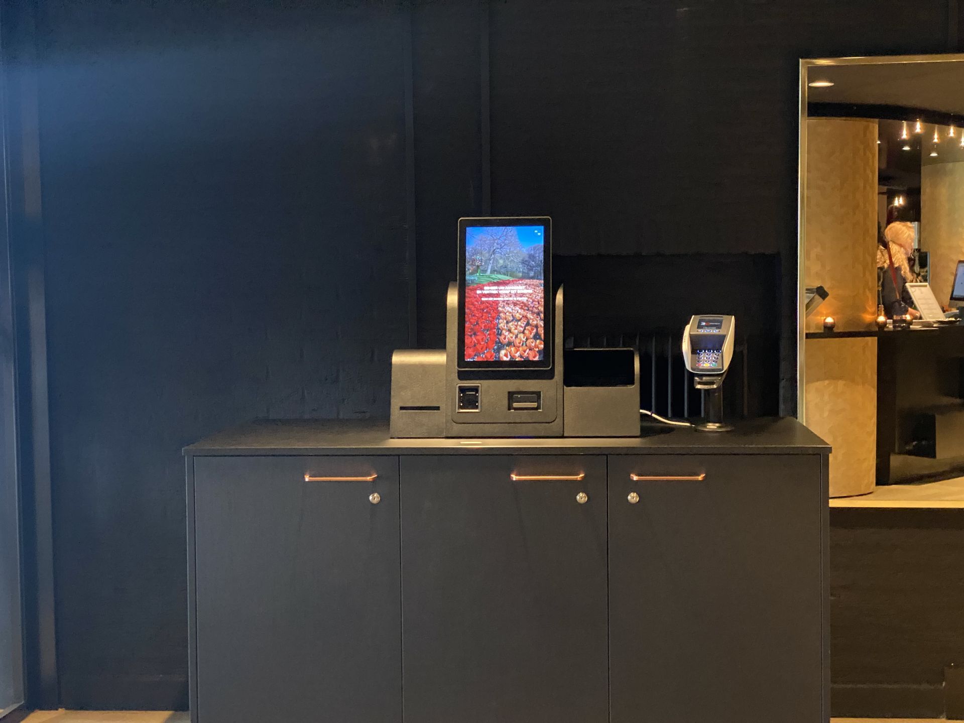 Station de check-in avec terminal de paiement intégré