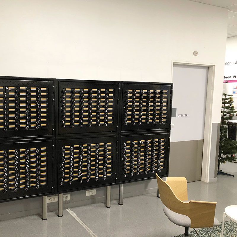 Armoire compacte pour rechargement sécurisé de 48 appareils mobiles