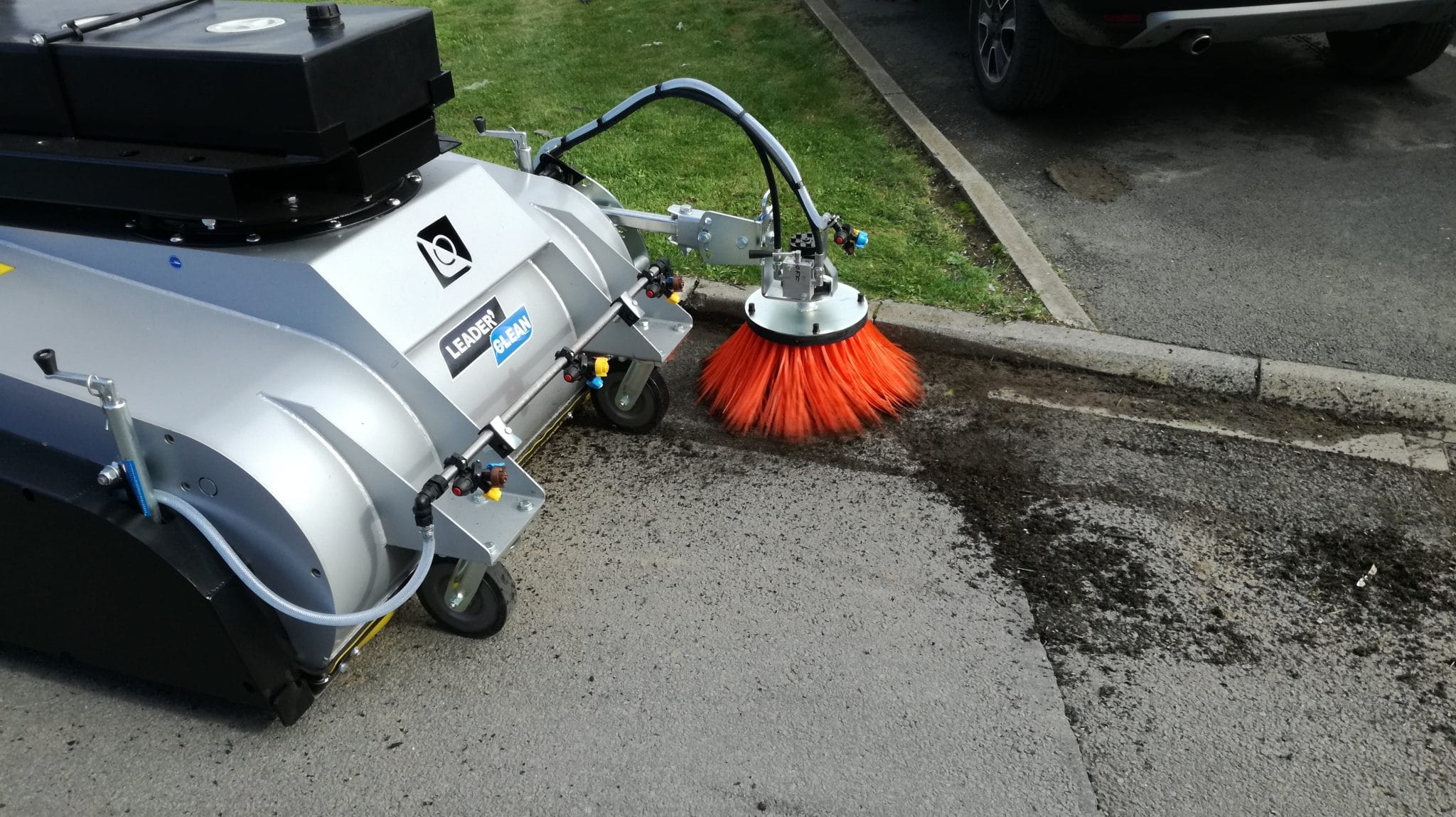 Balayeuse industrielle avec roues multidirectionnelles