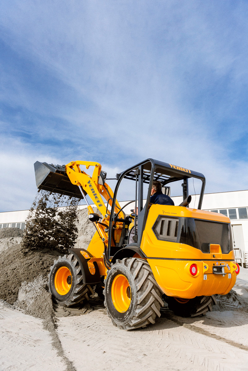 Mini-chargeuse avec godet à dents boulonnées et indicateur visuel