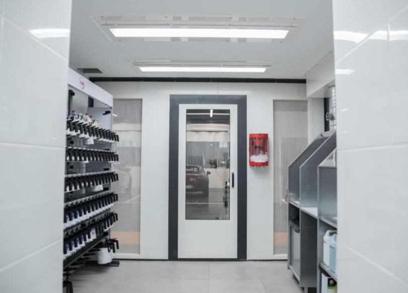 Laboratoire de peinture maçonné équipé de tous les outils nécessaires, conçu pour assurer un environnement propre - COLOR CONCEPT_6