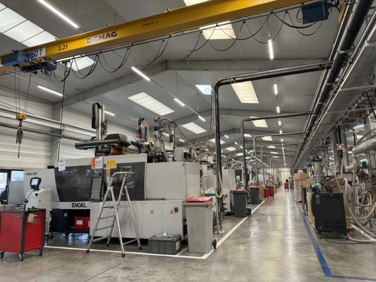 Eclairage industriel conçu pour les installations industrielles, les entrepôts, les parkings, les stades, les terminaux de transport et les passages souterrains - reglette sytan led basic forte puissance_6