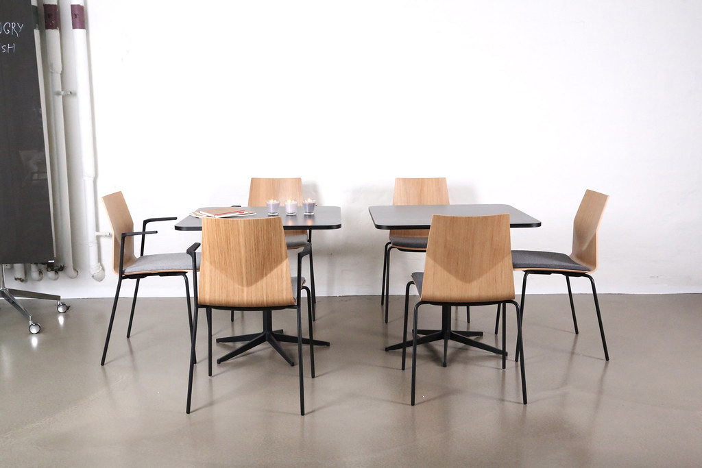 Chaise empilable Fourcast2® Line - dossier flexible en V, 8 couleurs disponibles, patins en téflon_6