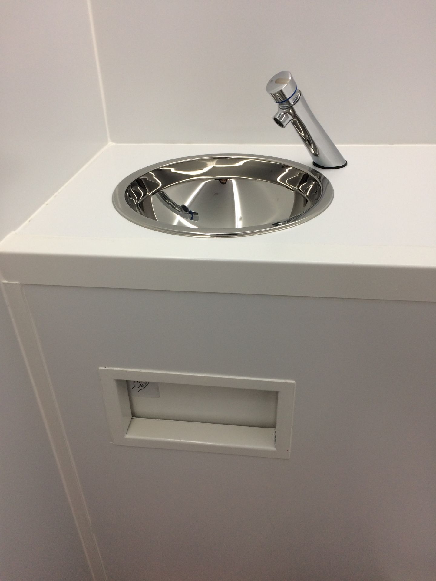 Remorque sanitaire design avec portes peintes sur demande