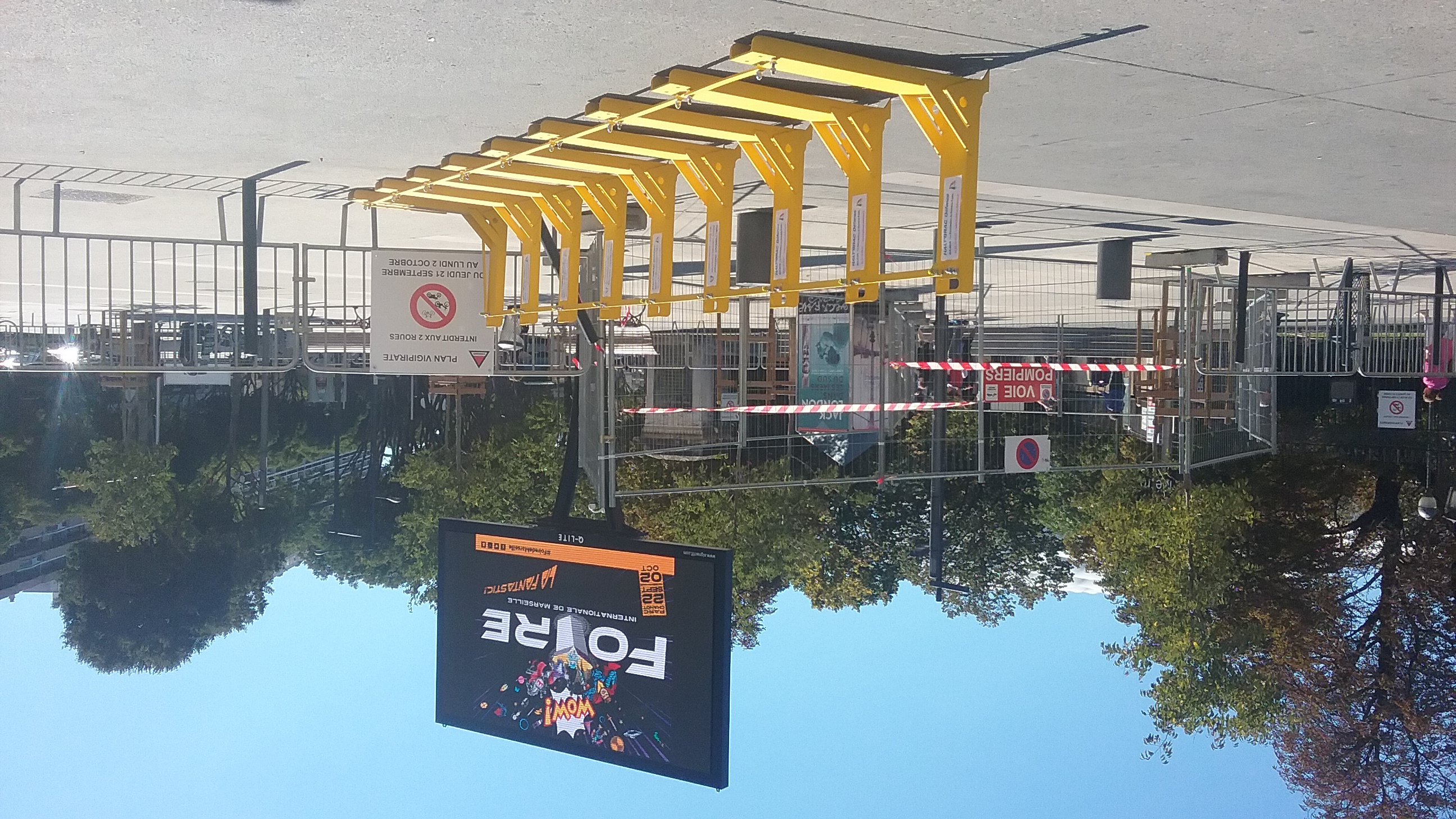 Barrière anti-véhicule bélier pour protéger contre tracteurs et motos