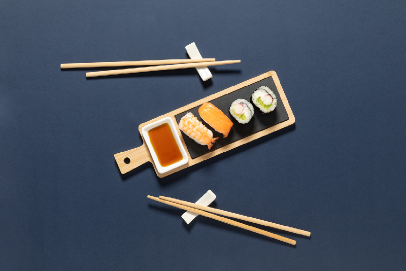 Service à sushi en bambou - 6 pièces avec planche en ardoise et accessoires en céramique_6