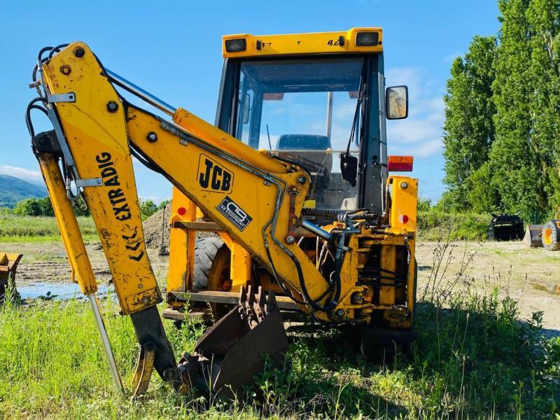JCB 2CX avec légère fuite sur flex de godet chargeur