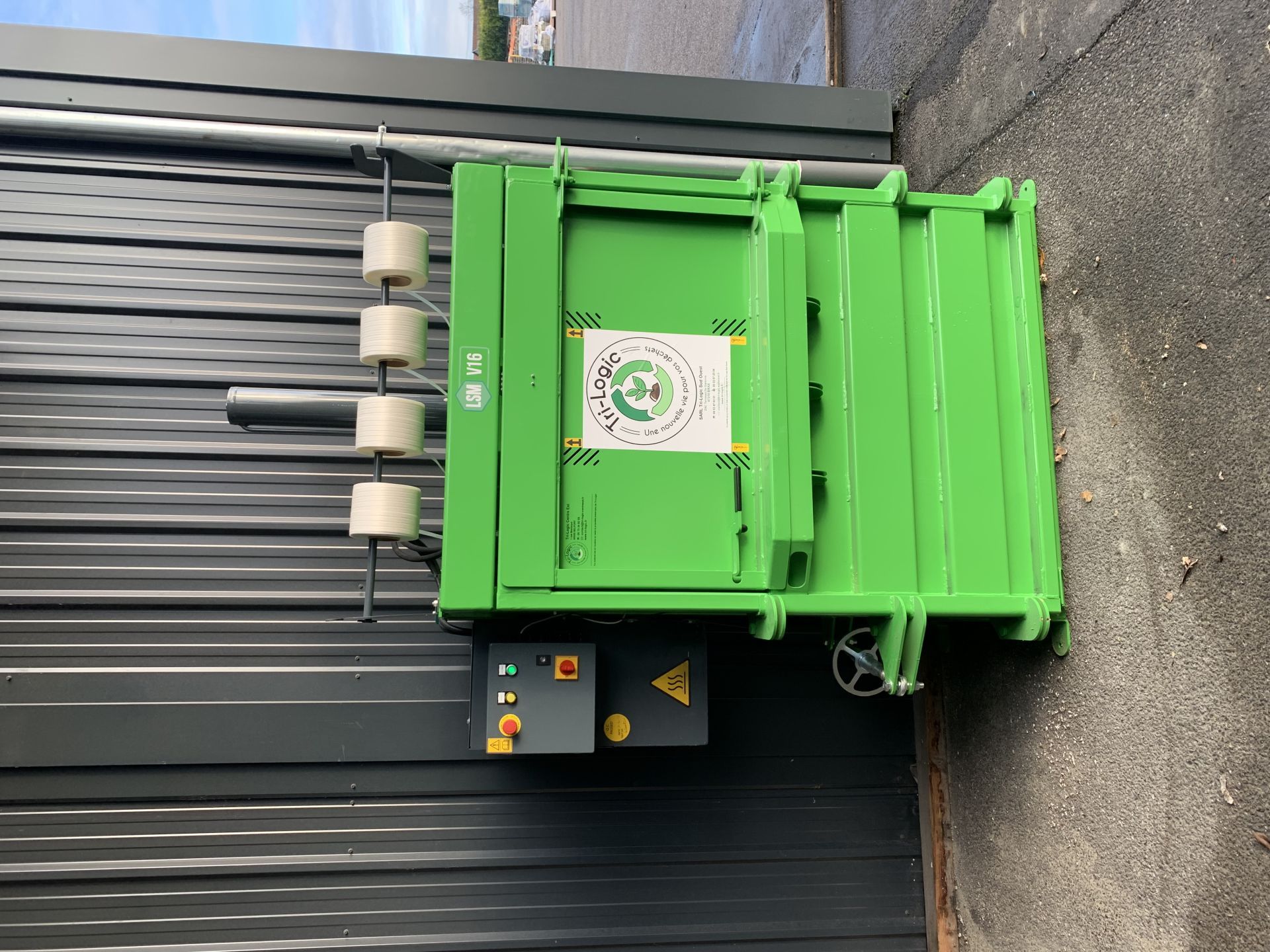 Presse à balles haute capacité V16 pour glassine - Compactage propre des supports siliconés recyclables._6