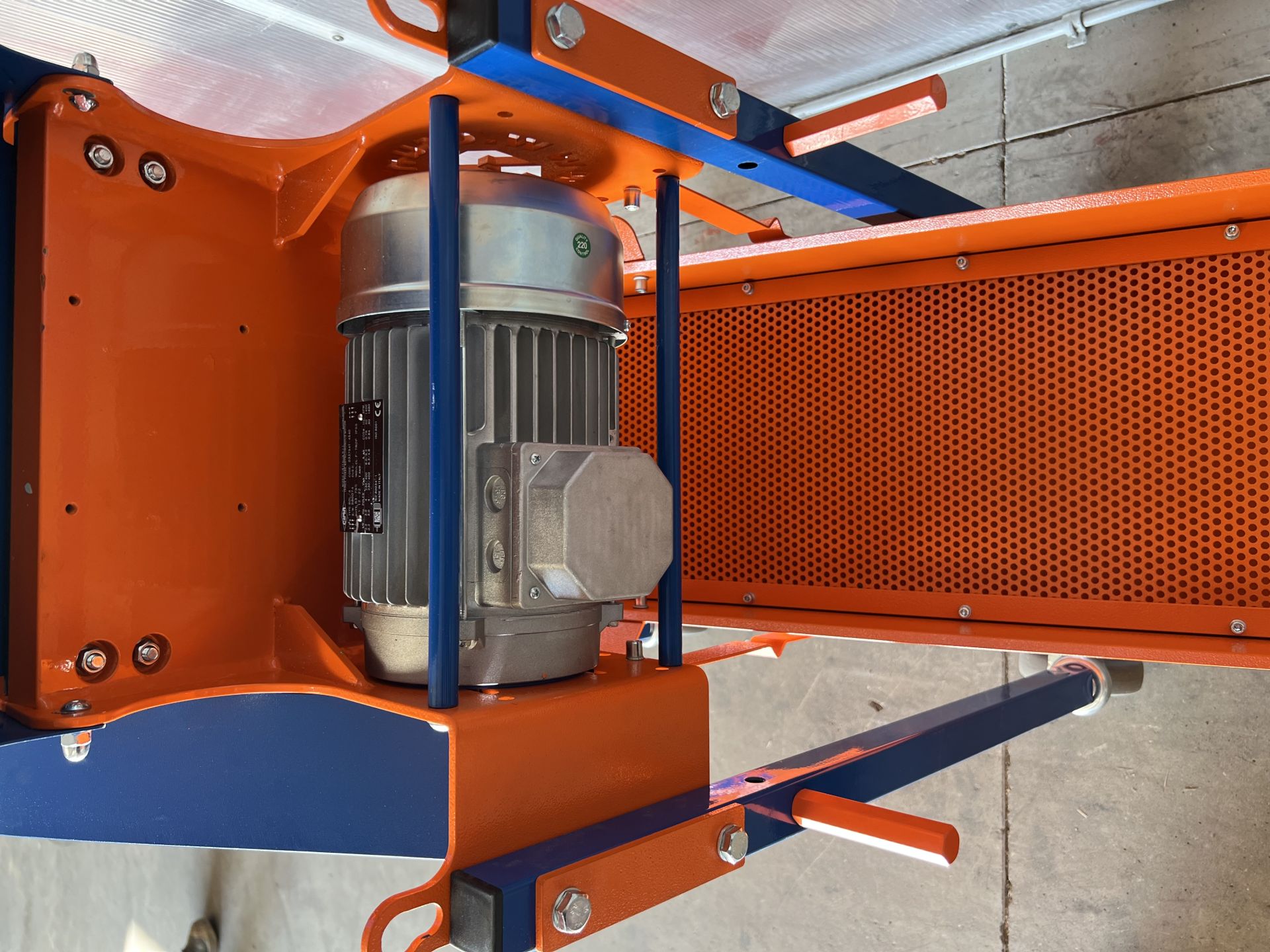 Machine à concasser équipée d’un crible vibrant