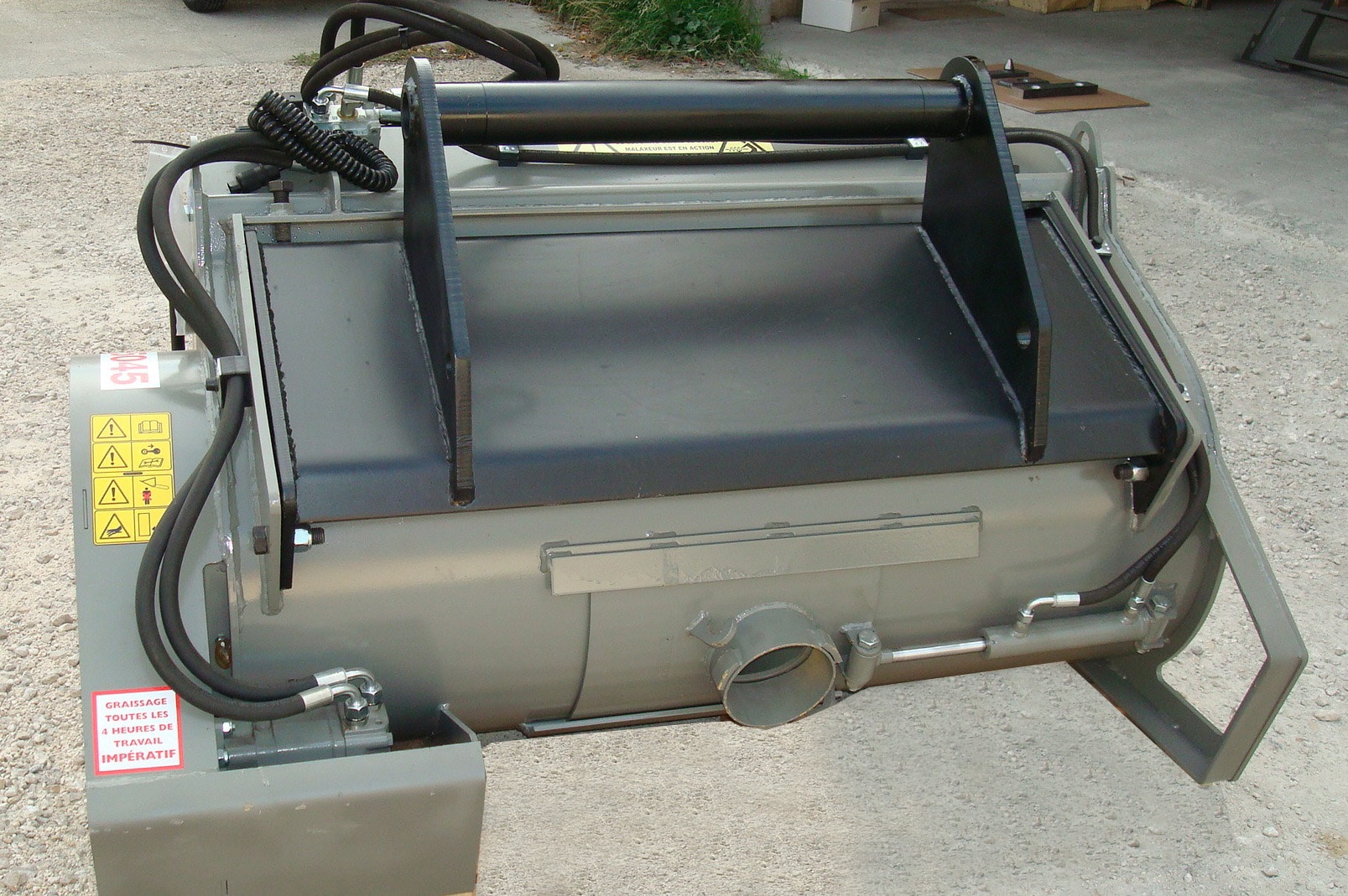 Godet pour mélange de béton avec coupe-sacs intégré