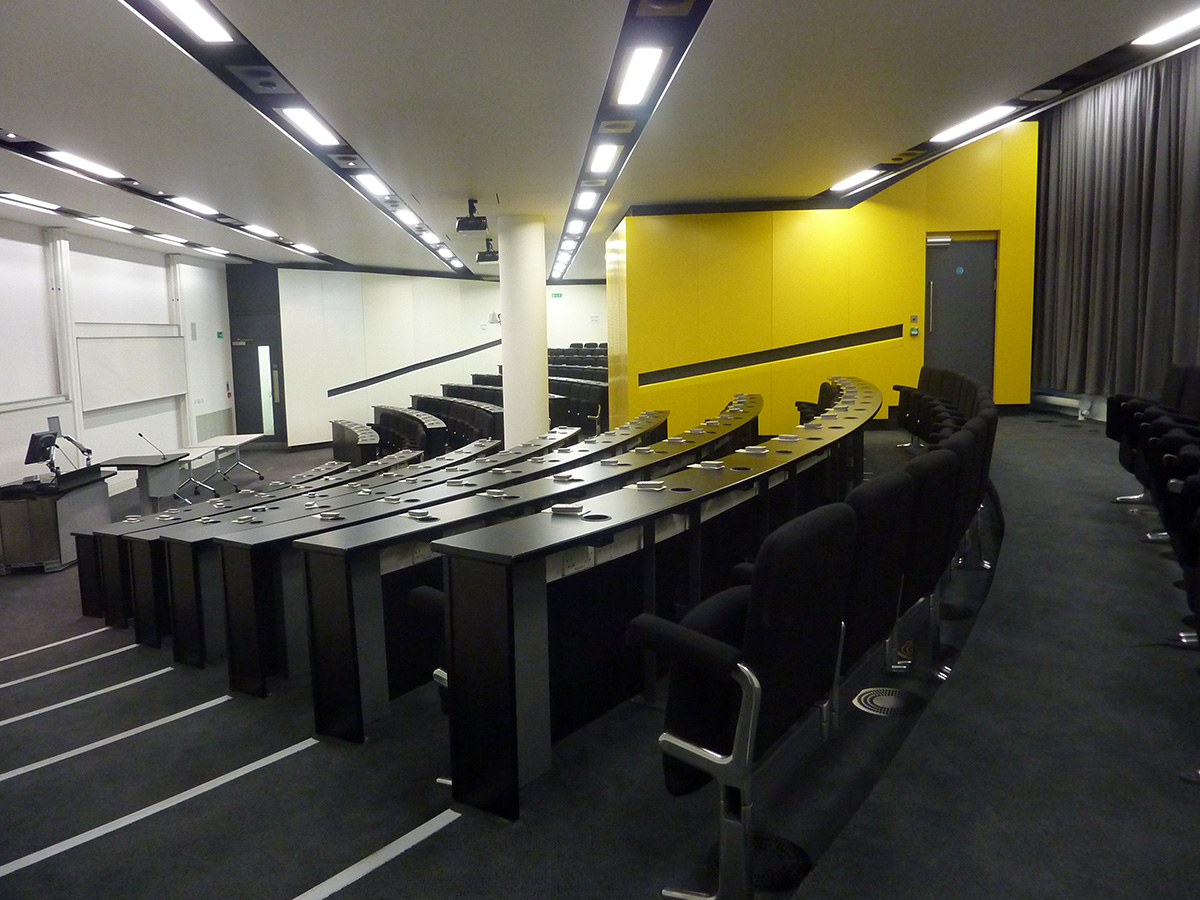 Poutre d'assises pour auditorium avec options de passage de câbles