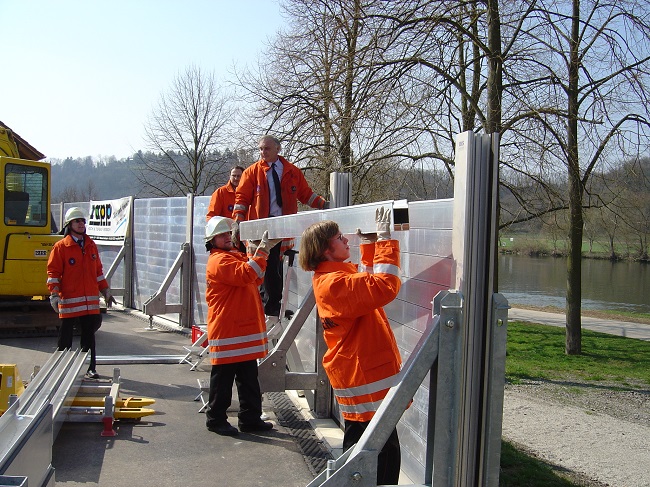 Barrière robuste anti-inondation pour impacts d’objets flottants