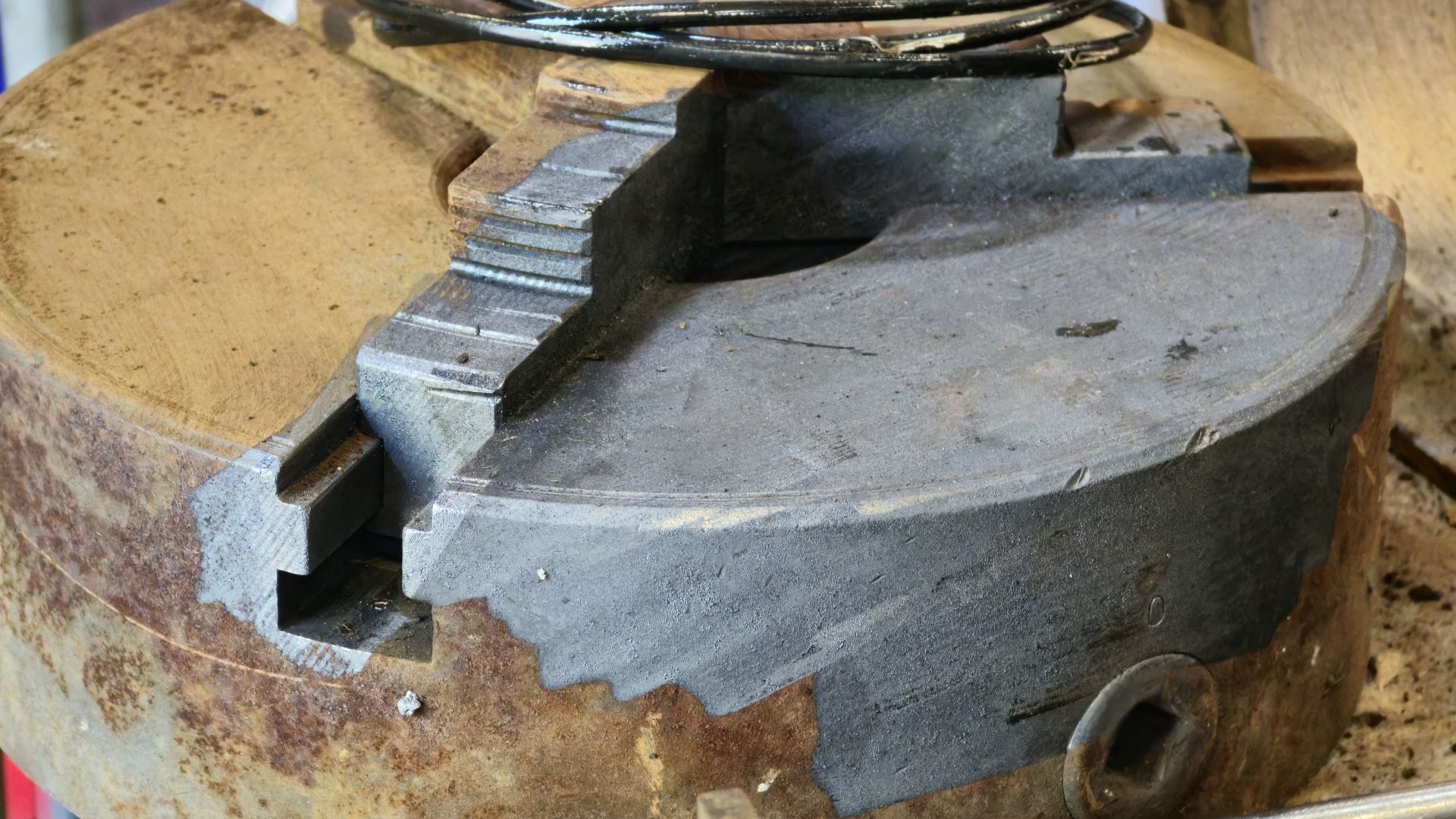 Poste de décapage laser pour traitements précis de surface