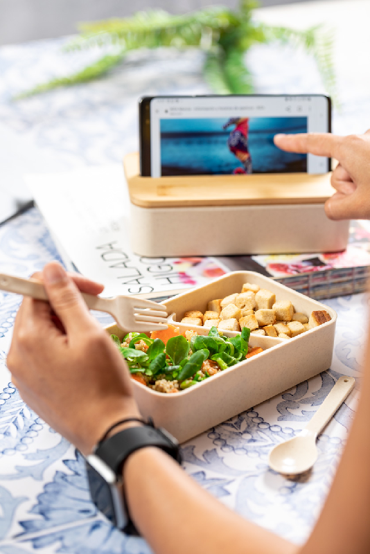 Lunch box en plastique PP - couvercle en bambou avec support téléphone - 2 compartiments de 700 ml avec couverts inclus_6
