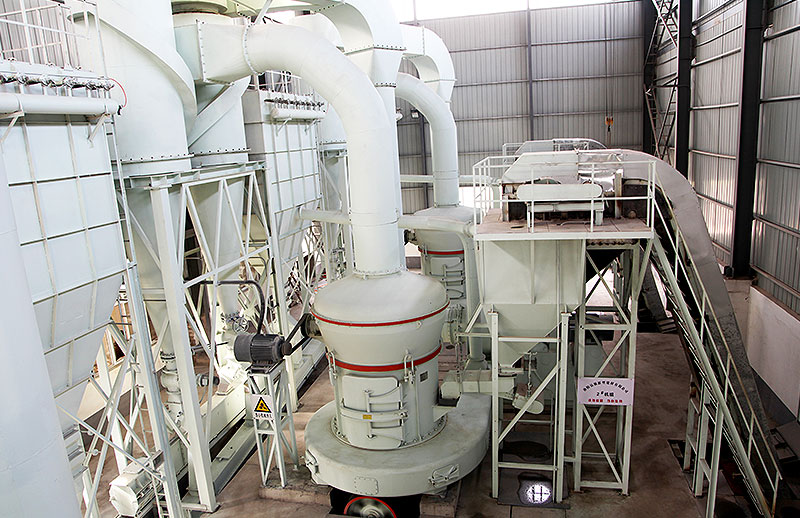 Machine pour réduire les minerais durs en poudre fine