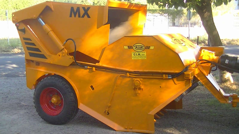 Ramasseuse de pierres à attelage fixe , articulé, déportable hydrauliquement_6