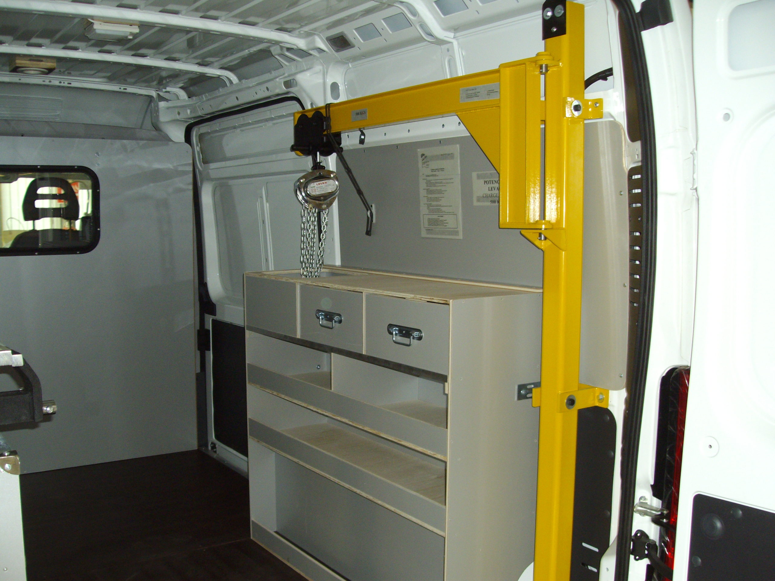 Équipement de levage monté au montant des portes arrière