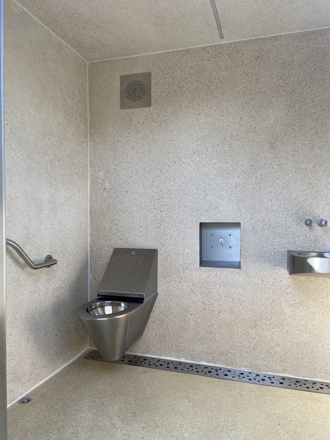 Cabine PMR avec mur urinoir, équipée de local technique, de finitions extérieures en bois, en trespa et en béton - référence 2073_6