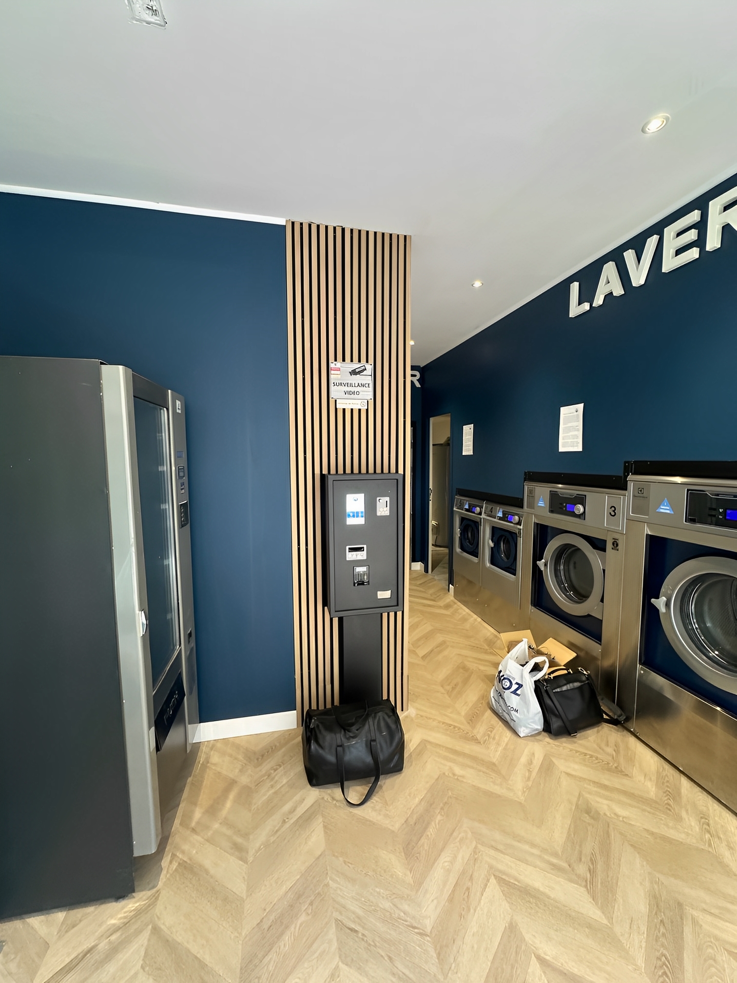 Laverie en libre service avec plan et décoration sur mesure