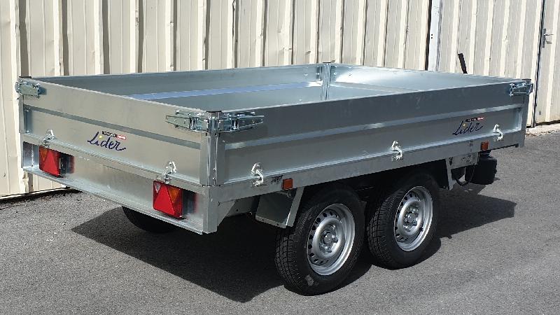 Remorque équipée de ridelles en acier et plancher lisse