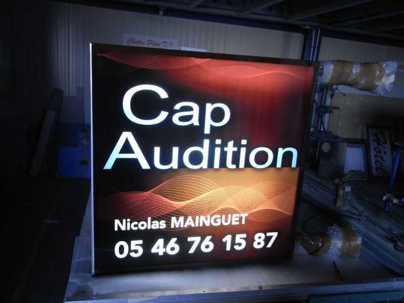 Enseigne drapeau sur mesure en plexi ou aluminium, avec système d'éclairage intégré - OUEST ENSEIGNES_6