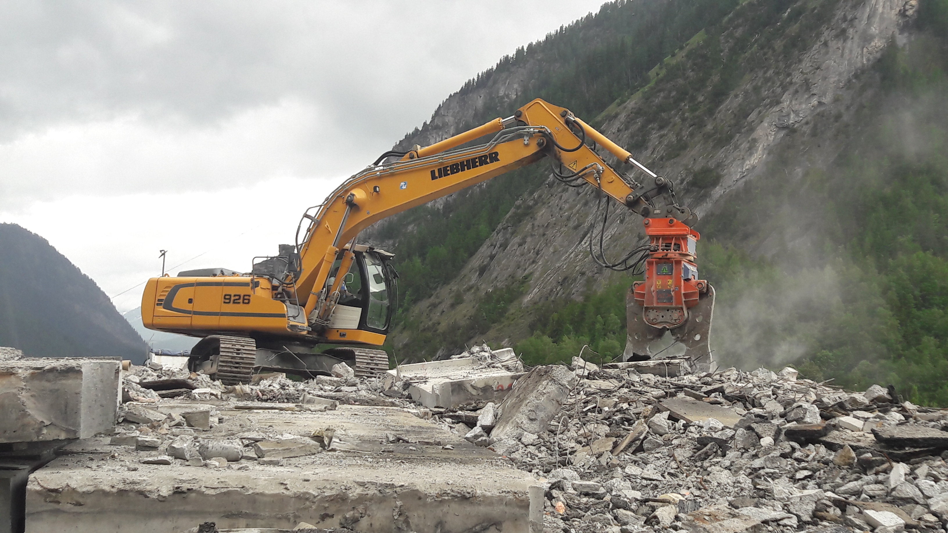 Accessoire pour pelles avec booster 750 bar et options Oilquick