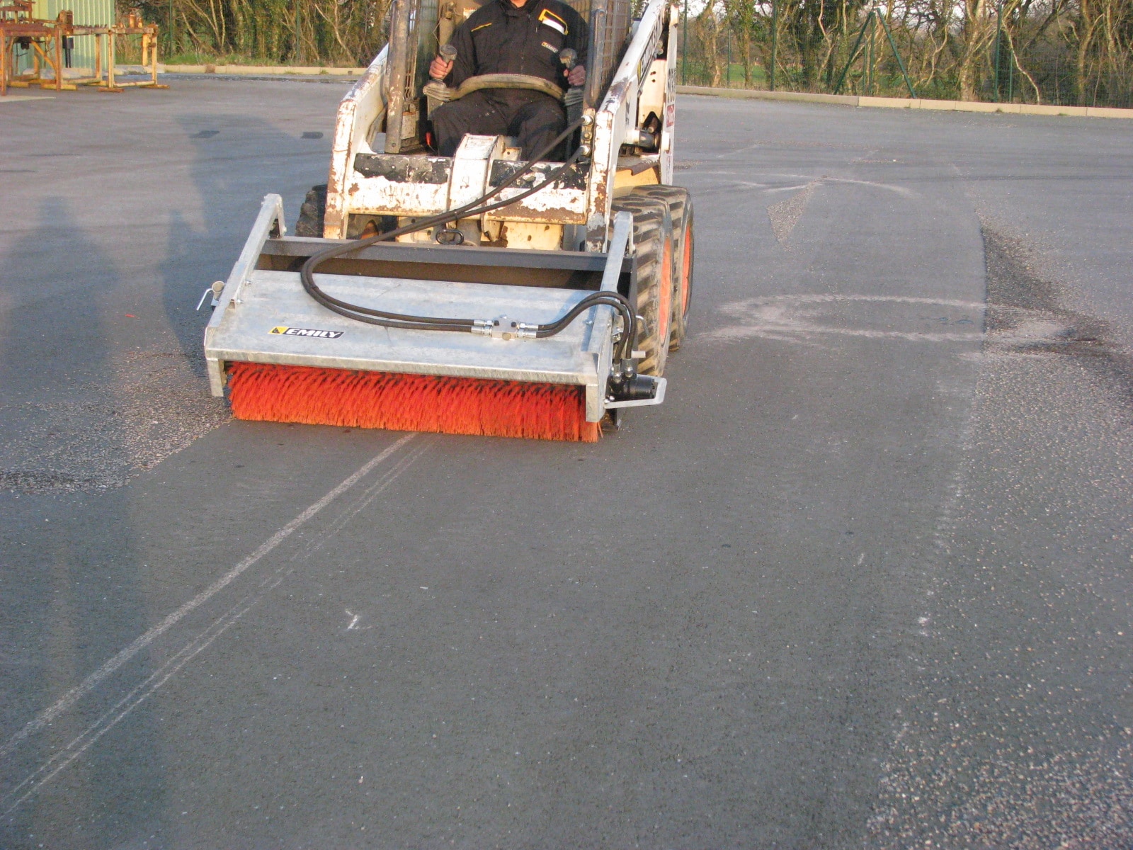 Godet balayeur industriel Emily Clean - ramassage de tout type de déchets - adaptable et équipé de balai polypropylène_6