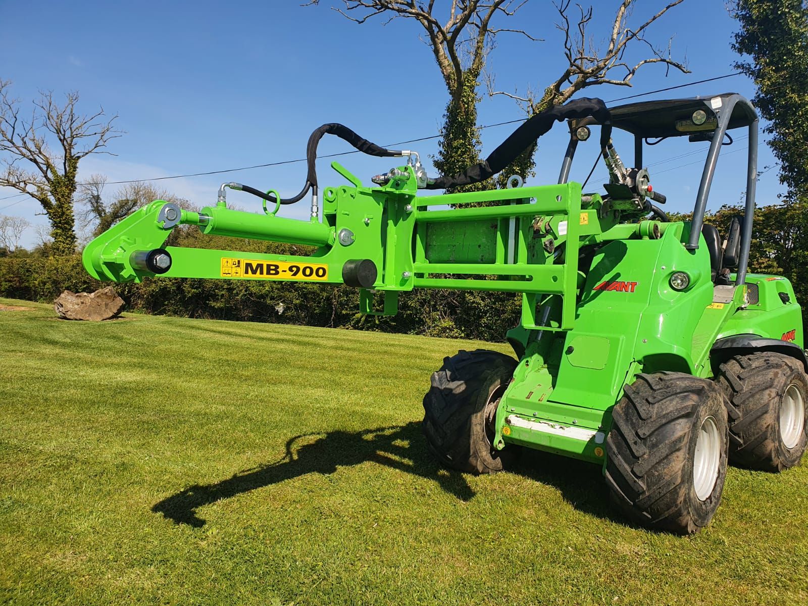 Broyeur MB900 offrant une grande flexibilité grâce à son bras déporté