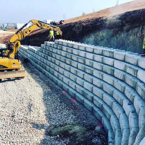 Système modulaire en béton pour murs de soutènement