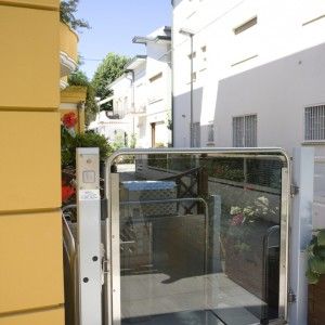 Équipement élévateur avec commandes et sécurité optimisées