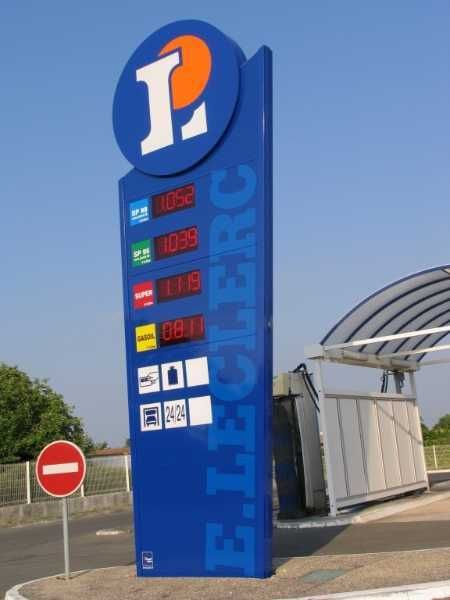 Totem d'intérieur ou d'extérieur sur mesure, idéal pour les boutiques - OUEST ENSEIGNES_6