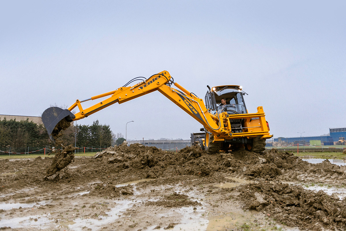 Tractopelle Venieri 10.23D avec feux de travail et indicateur visuel de position du godet