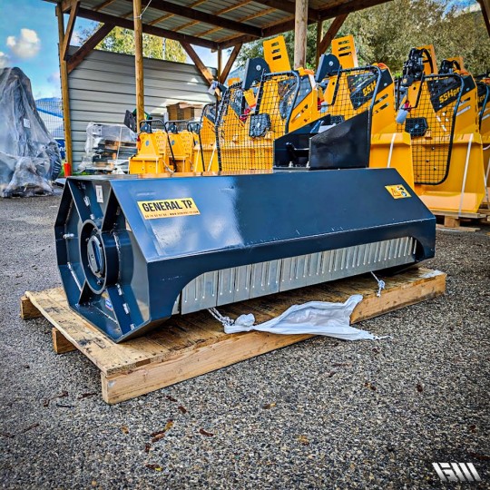 Débroussailleuse polyvalente pour travaux de débroussaillage et taillage