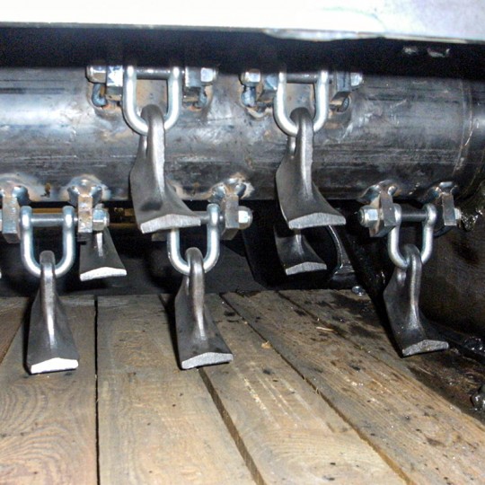 Épareuse hydraulique pour broyer des branches jusqu'à 12 cm