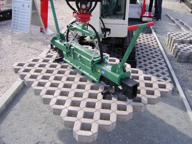 Pince à bordures avec montage pendulaire sur mini-pelle