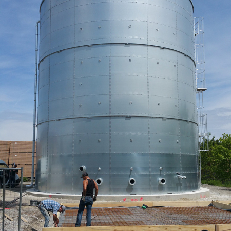 Citerne de stockage anti-incendie équipée d’un manomètre hydrostatique