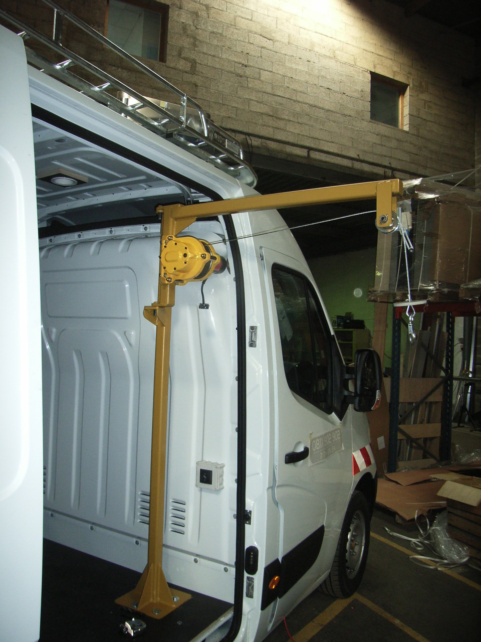 Treuil électrique pour monter verticalement les charges dans un utilitaire