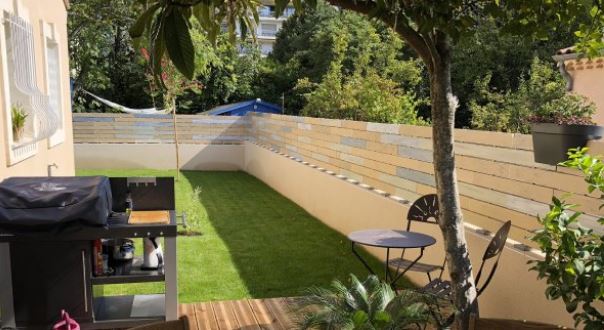 Clôture PVC quasi-occultante haut de gamme - Chloris Pleine - Gamme Prestige - Sur-mesure avec lames robustes en PVC et finitions modernes_6