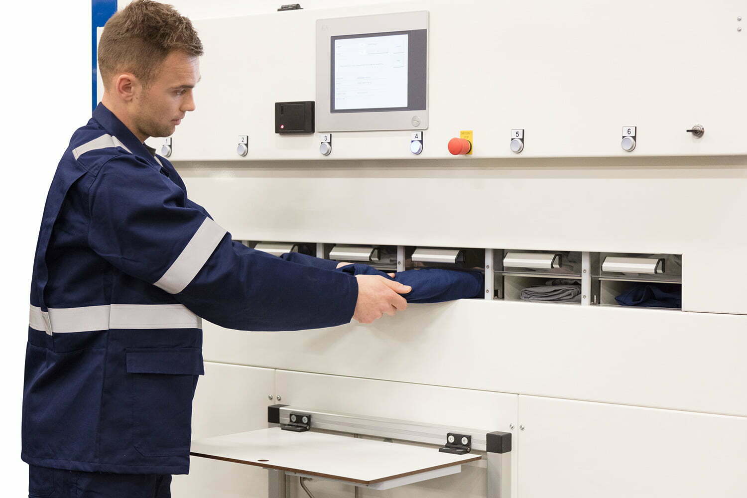 Distributeur automatique de tenues professionnelles pliées - SIZER - idéal pour les établissements avec peu d'espace, gestion intelligente et traçabilité RFID_6